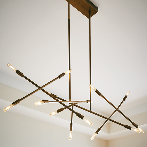 LineWave2_Detail.jpg Line Wave 2 est une suspension linéaire à la forme asymétrique ornée de 12 ampoules Del, qui habillent gracieusement l'espace de leur lumières chaleureuse.