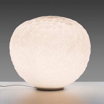 Meteorite lampe de table en verre soufflé double couches montée sur base en technopolymère et un corps en acier, disponible en trois tailles