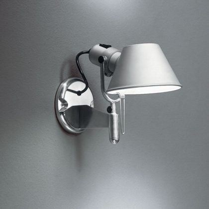 Tolomeo Spot Wall, murale en aluminium abat-jour directionnel et ampoule interchangeable, elle est offerte en deux taille , classique et micro. 
