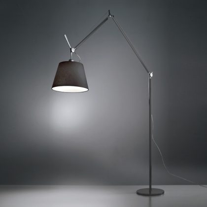 Tolomeo Mega Floor est l’un des plus grands « classiques » des luminaires contemporains tant par sa ligne minimaliste et originale, que par sa fonctionnalité.