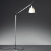 Élément de décoration exceptionnel, la Tolomeo est utile partout où l'on souhaite un éclairage d'appoint pour lire ou simplement pour l'ambiance chaleureuse. Élément de décoration exceptionnel, la Tolomeo est utile partout où l'on souhaite un éclairage d'appoint pour lire ou simplement pour l'ambiance chaleureuse.