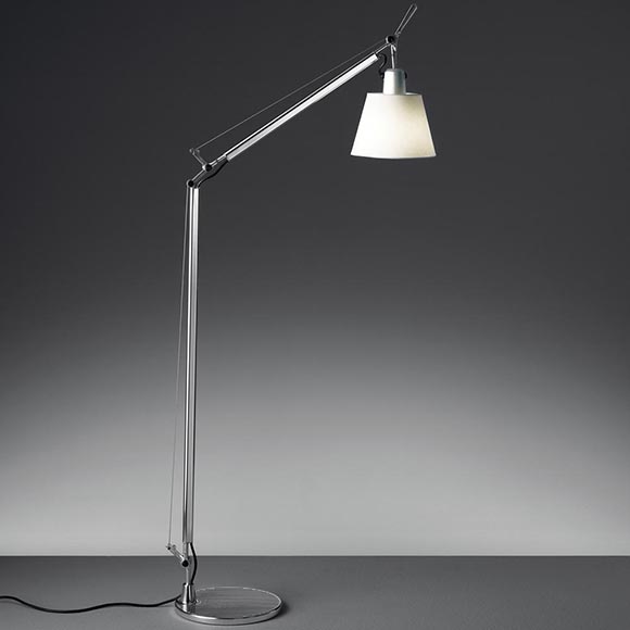 Élément de décoration exceptionnel, la Tolomeo est utile partout où l'on souhaite un éclairage d'appoint pour lire ou simplement pour l'ambiance chaleureuse. Élément de décoration exceptionnel, la Tolomeo est utile partout où l'on souhaite un éclairage d'appoint pour lire ou simplement pour l'ambiance chaleureuse.