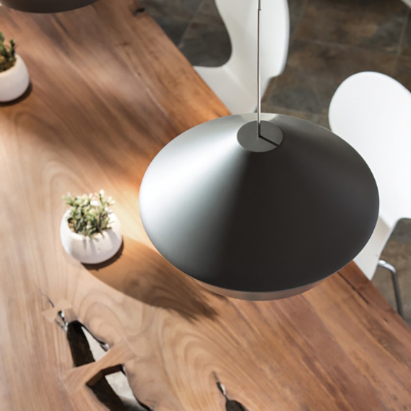 Brummel mini est petit suspendu au design modern mid-century avec des lignes de style contemporain Brummel mini est petit suspendu au design modern mid-century avec des lignes de style contemporain