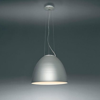 Nur Luminaire suspendu Atemide, une présence imposante. Cette grande cloche en aluminium habille l'espace et les volumes avec force et modernité.