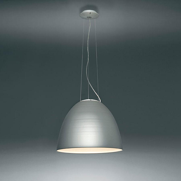Nur Luminaire suspendu Atemide, une présence imposante. Cette grande cloche en aluminium habille l'espace et les volumes avec force et modernité. Nur Luminaire suspendu Atemide, une présence imposante. Cette grande cloche en aluminium habille l'espace et les volumes avec force et modernité.
