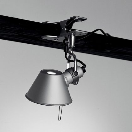 Tolomeo Clip Spot, est une lampe d'appoint à clip avec cordon électrique enfichable, facile à brancher partout dans la maison.