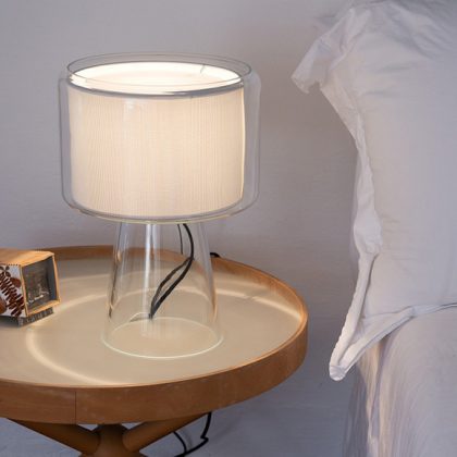 Mercer lampe de table portant un élégant abat-jour flottant dans une structure de verre soufflé. tissu ''Perle white'' ou ''Natural pleated cotton''