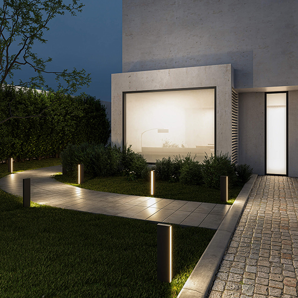 Column Bollard DEL, une borne rectangulaire robuste qui présente un design minimaliste avec fini noir mat et lentille givrée.