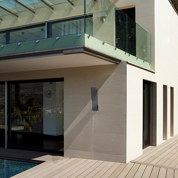 Nevis, murale extérieure DEL, en forme de plaque de métal pliée légèrement à partir de la base pour donner un effet de relief.